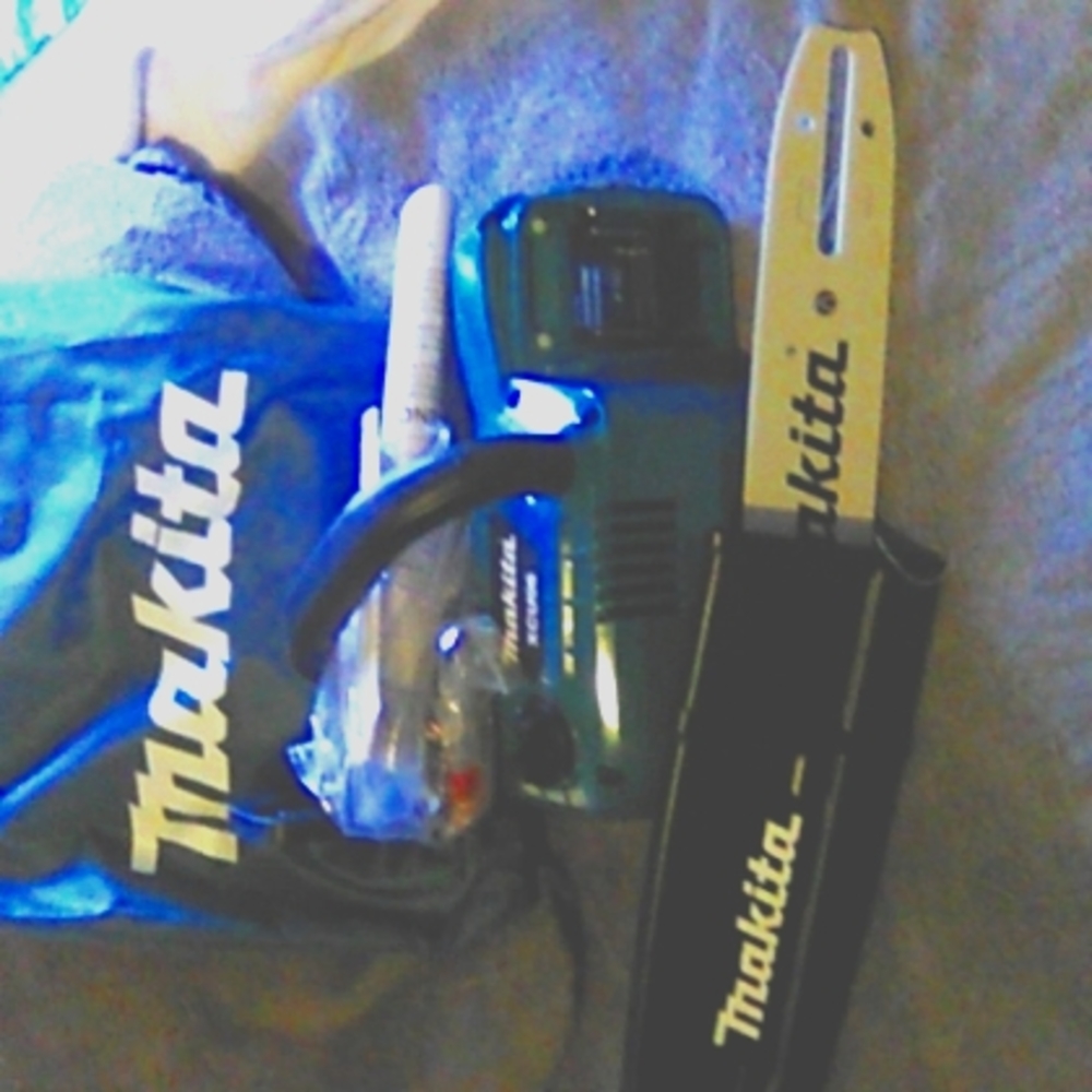 BRAND NEW MAKITA BATT OPERATED CHAIN SAW